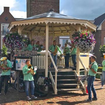 Fuikenlichters tijdens de markt in de Muziektent